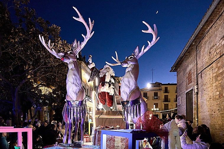 Una gran cabalgata recibe a Papá Noel en Gandia