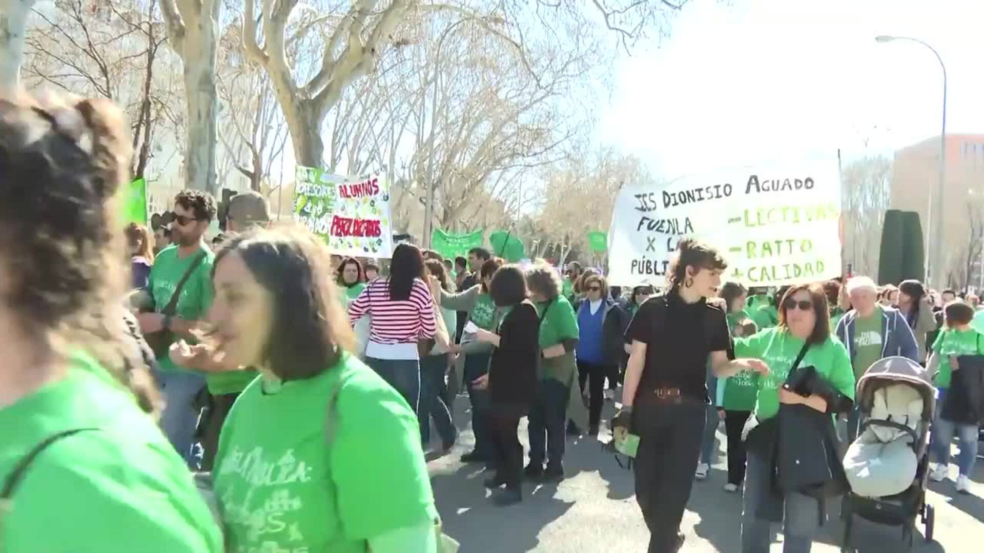 Miles de personas marchan en Madrid en la manifestación por la Educación Pública