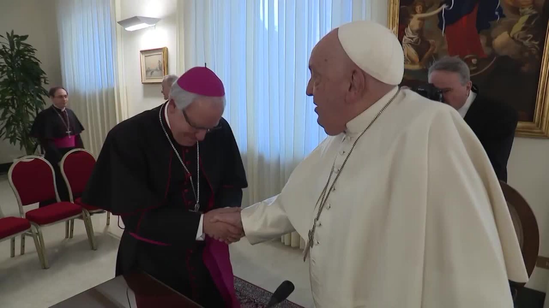 El Papa sigue mejorando y su situación es "estable", según el Vaticano