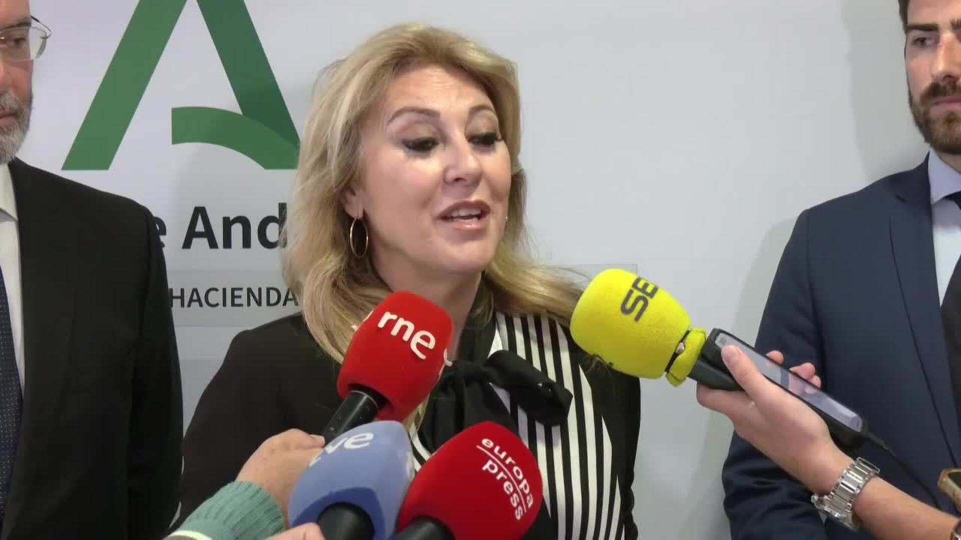 La Junta insta a Montero a "parar los pies" a Puente por quitar bonos de transporte