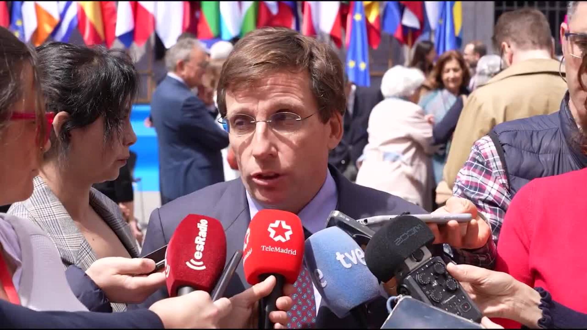 Almeida insta al Gobierno a que "no se lave las manos" con personas sin hogar de Barajas