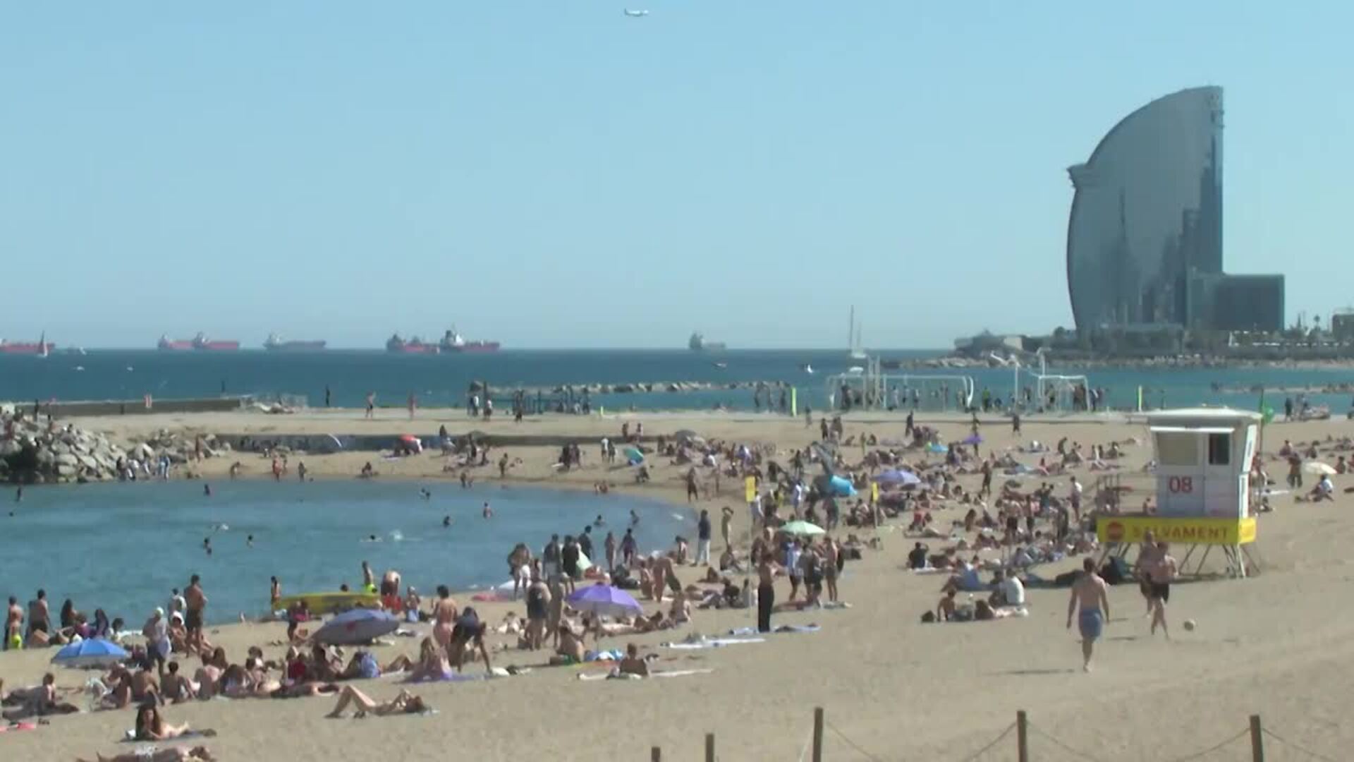 Cientos de personas acuden a la Barceloneta debido a las altas temperaturas