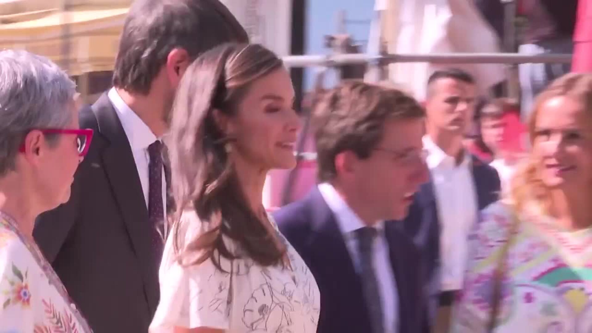 La Reina inaugura una Feria del Libro con guiños a la infancia: "He comprado muchas cosas"