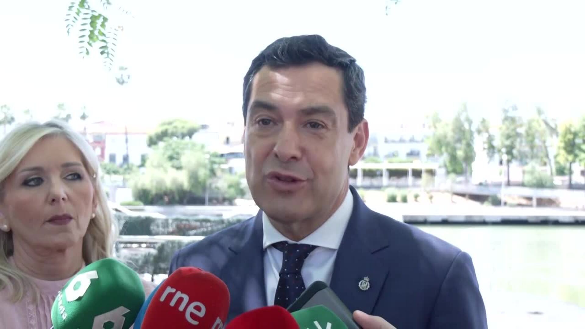 Moreno traslada respeto a lenguas cooficiales pero ve "ridículo" pinganillo en CP