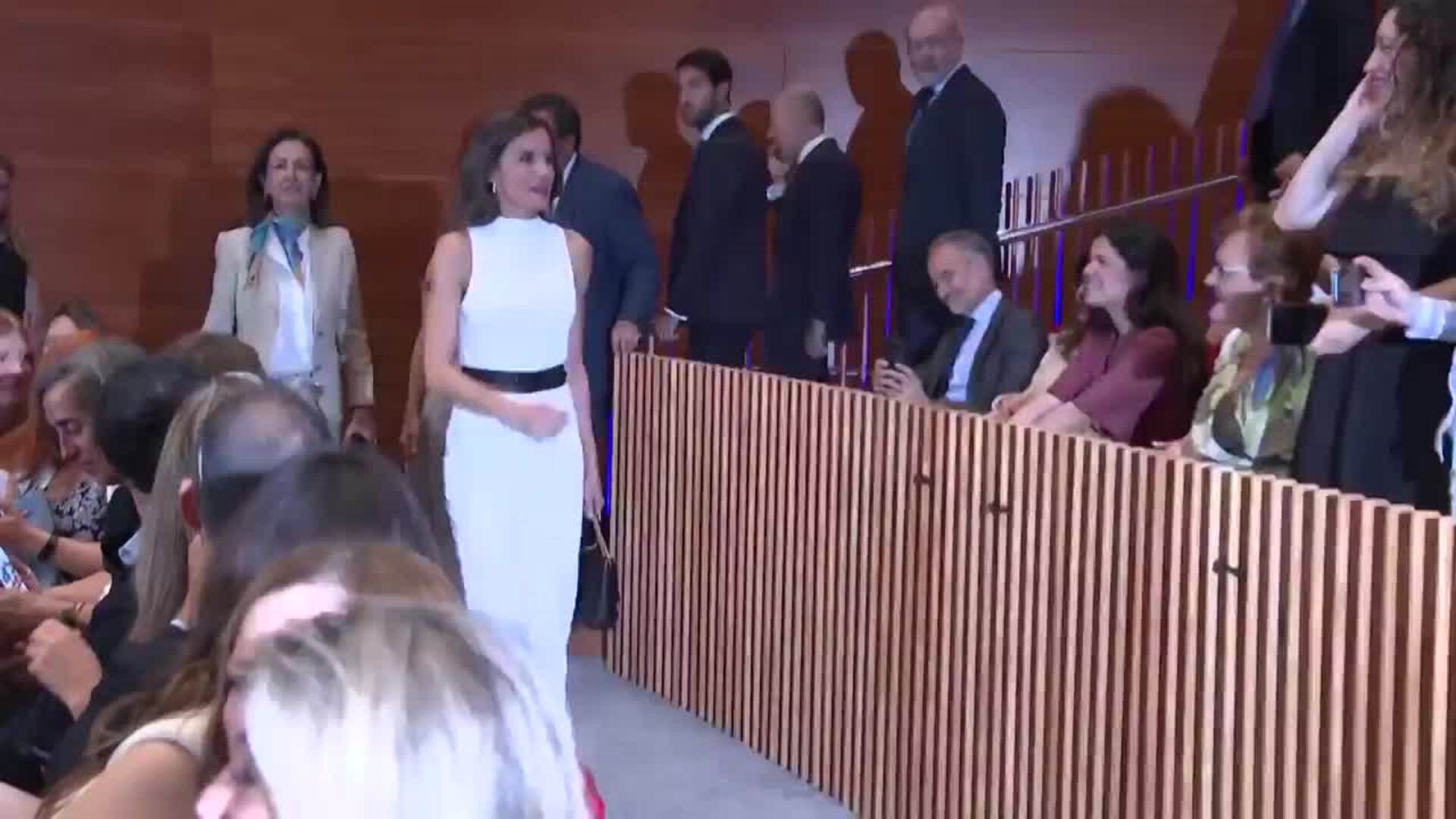 La Reina Letizia impacta con un vestido de estreno blanco