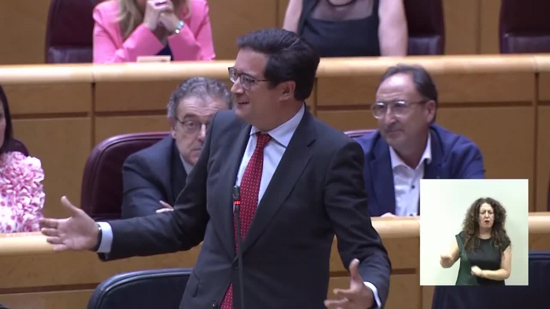 López asegura que pone la "mano en el fuego" por Sánchez y por el fiscal