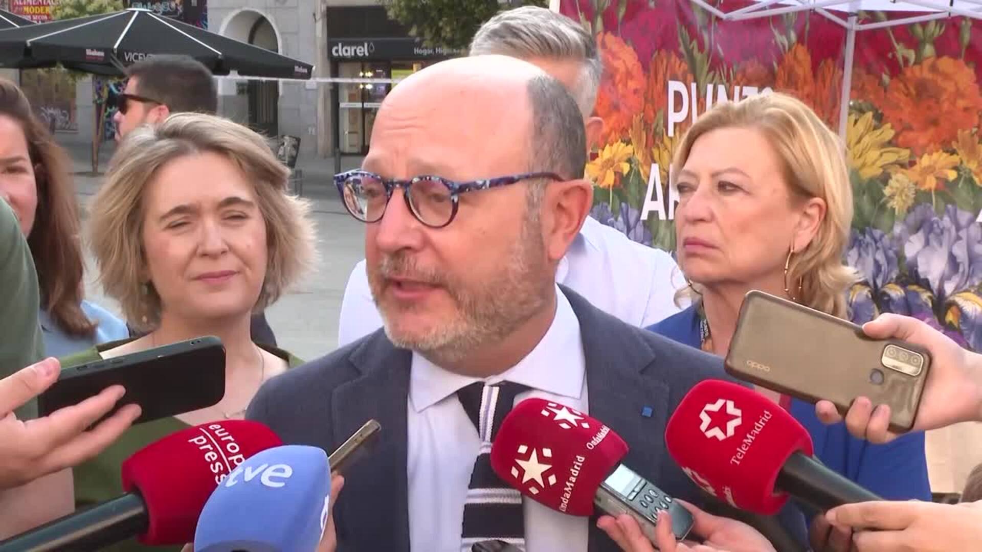 El Ayuntamiento de Madrid pide acabar con el "enfrentamiento de banderas" LGTB