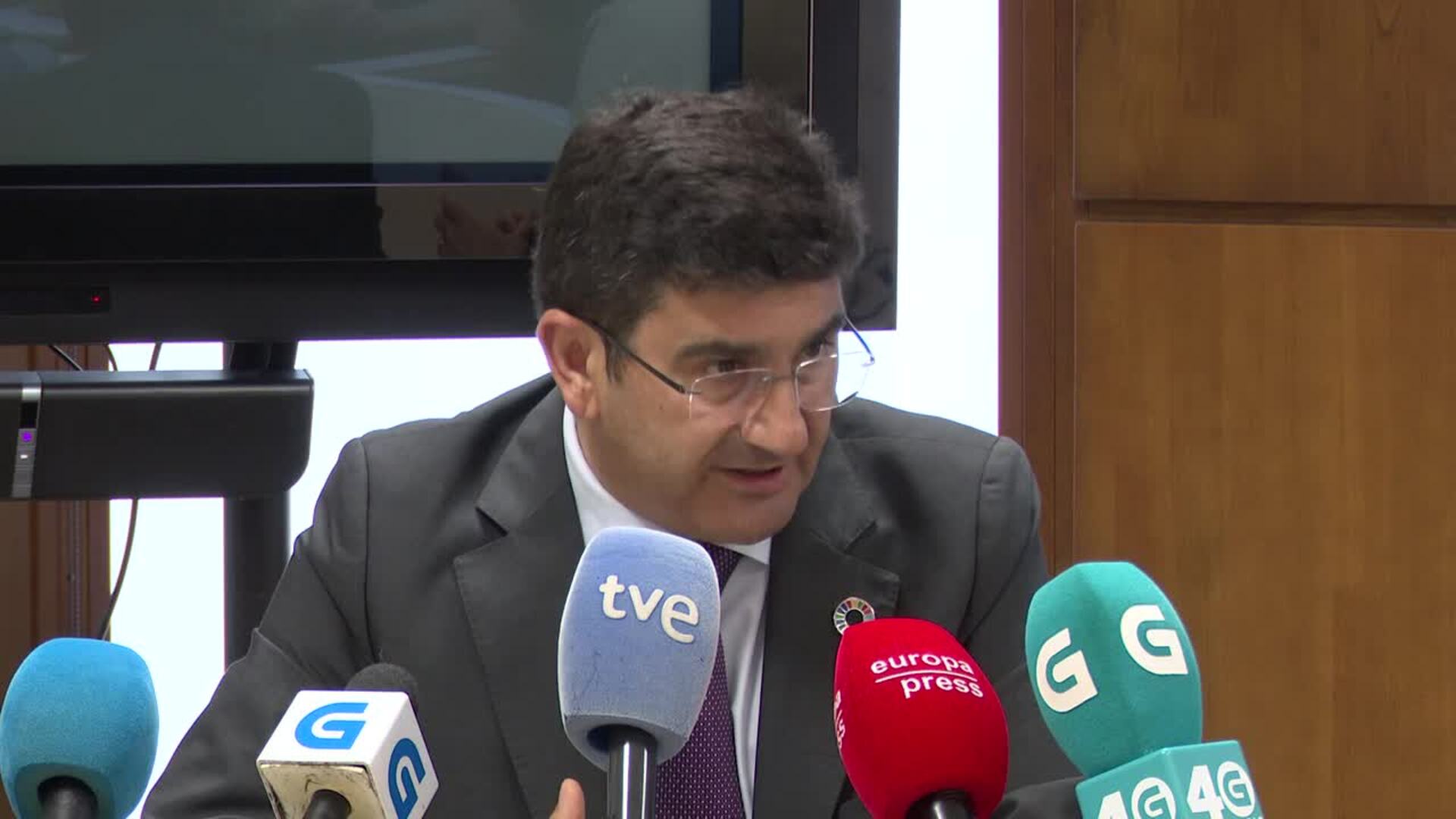 El Gobierno, "en contacto permanente" con la expedición que busca bidones radiactivos