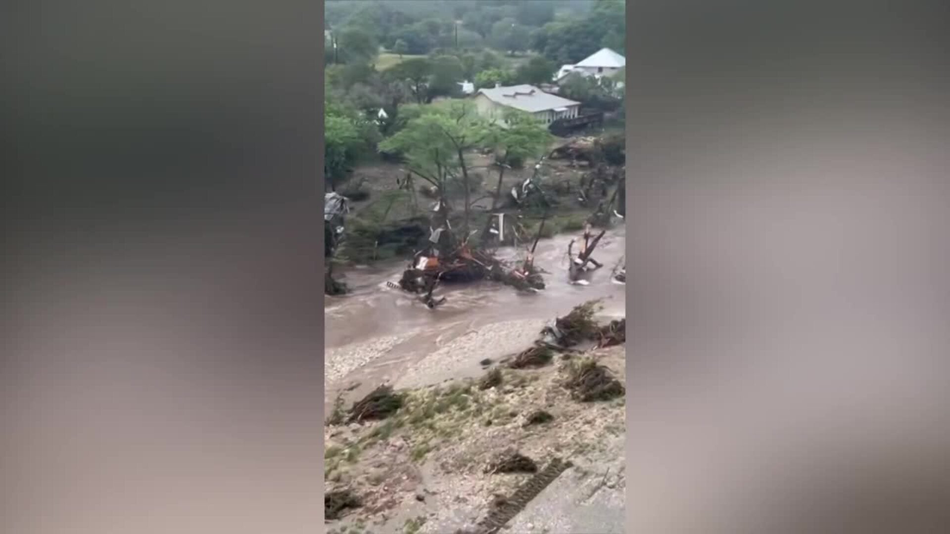 Las inundaciones en Texas dejan ya 50 muertos, entre ellos 15 niños, y decenas de desaparecidos