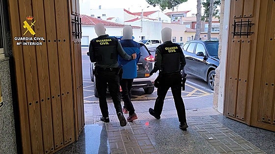 La Guardia Civil detiene al autor del atraco de una gasolinera en Novelda