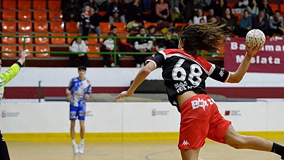 Balonmano Mislata suma otra victoria en el instante final y se mantiene arriba en la tabla