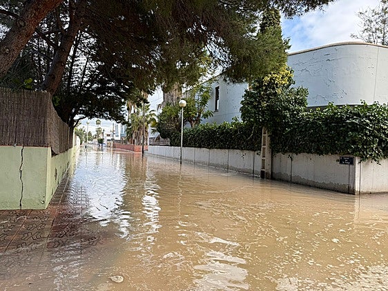 El temporal marítimo anega un cámping de Sagunto y provoca rescates de vecinos