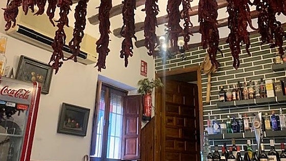 Los bares que evitan la muerte lenta de los pueblos