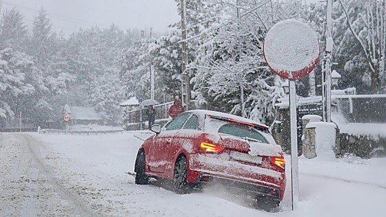Los alimentos que la DGT pide llevar cuando nieva: el kit de emergencia indispensable para el coche