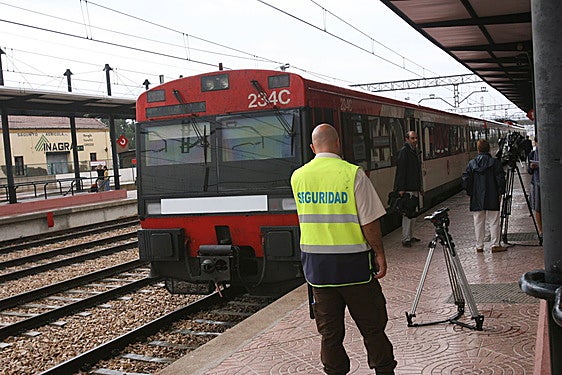 Restablecida la circulación de trenes tras el incendio de una catenaria en Torreblanca