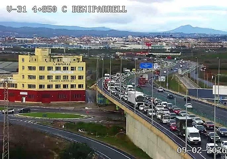 Un camión pierde el remolque en Loriguilla y provoca varios kilómetros de retenciones en la A-3