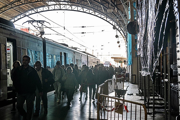 La primera jornada de huelga de maquinistas comienza con averías y retrasos