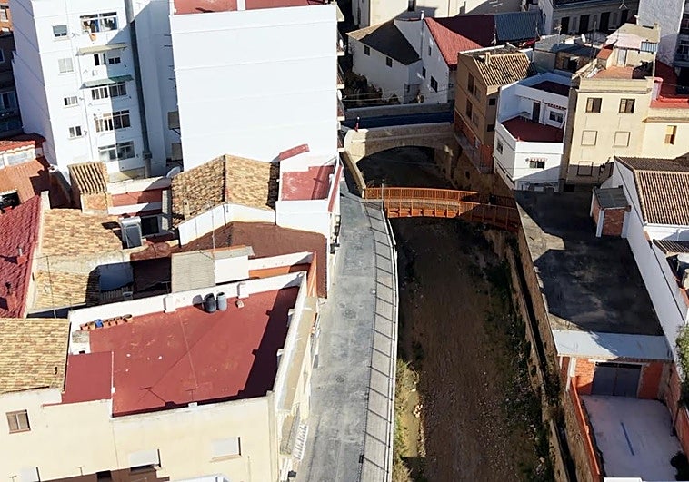 Chiva recupera la calle Buñol y el Puente Viejo, su zona cero de la dana
