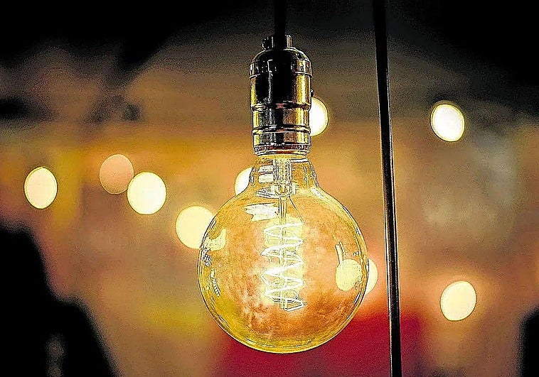 El precio de la luz cae este miércoles 11 de febrero y deja varias horas en negativo: los 8 tramos a 0 euros/MWh para enchufar los electrodomésticos