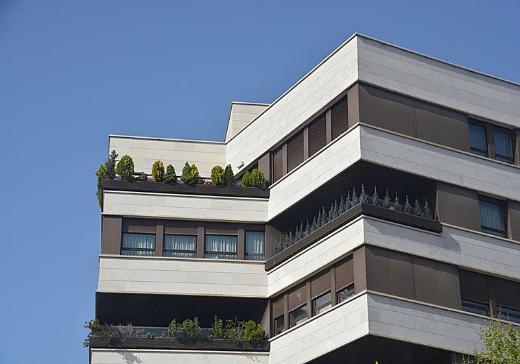 La ley aclara si un propietario puede cambiar el color de las persianas de su vivienda sin el permiso de la comunidad