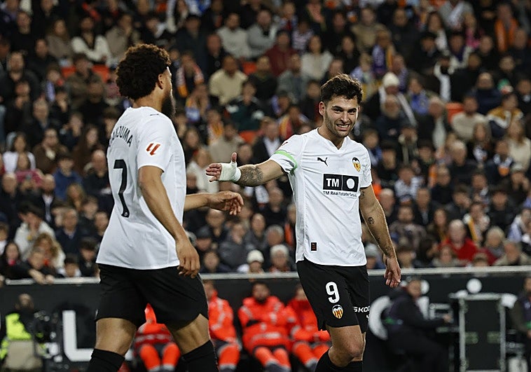 Los dos máximos goleadores del Valencia, en duda a cuatro días del derbi