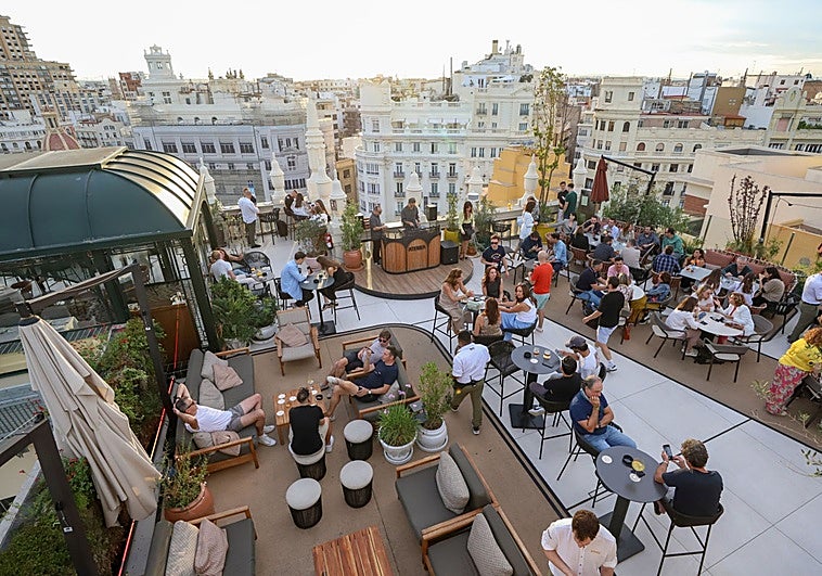 El Ateneo tendrá que ir a los juzgados para mantener la terraza en el ático de la plaza del Ayuntamiento