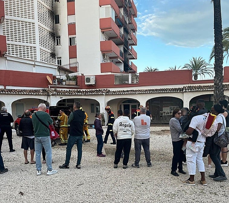 Dos personas fallecidas y una herida grave grave en el incendio de un piso en Xàbia