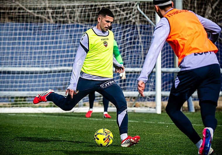 Una defensa inédita en el Levante ante la baja de Toljan