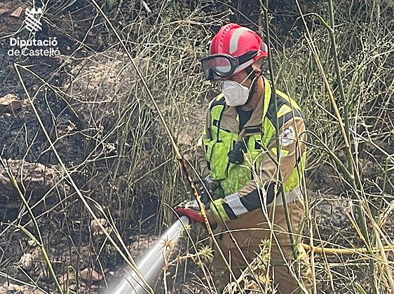 El viento pone en jaque a los efectivos de extinción en dos incendios de vegetación en Cabanes y Xeraco