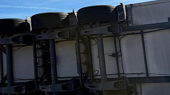 El vuelco de camiones por el viento obliga a cortar la AP-7 y la DGT desvía a los vehículos por la nacional
