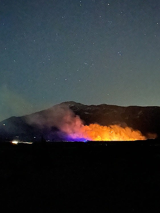 Un incendio con dos focos entre la Pobla del Duc y Beniatjar moviliza a bomberos de Valencia y Alicante