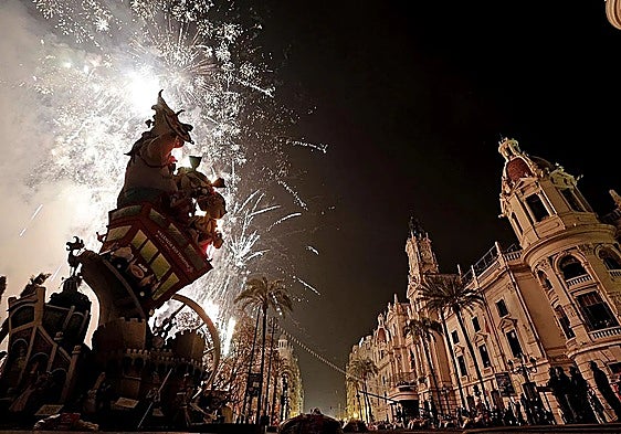 El castillo de fuegos artificiales que se dispara este viernes 6 de marzo en Valencia