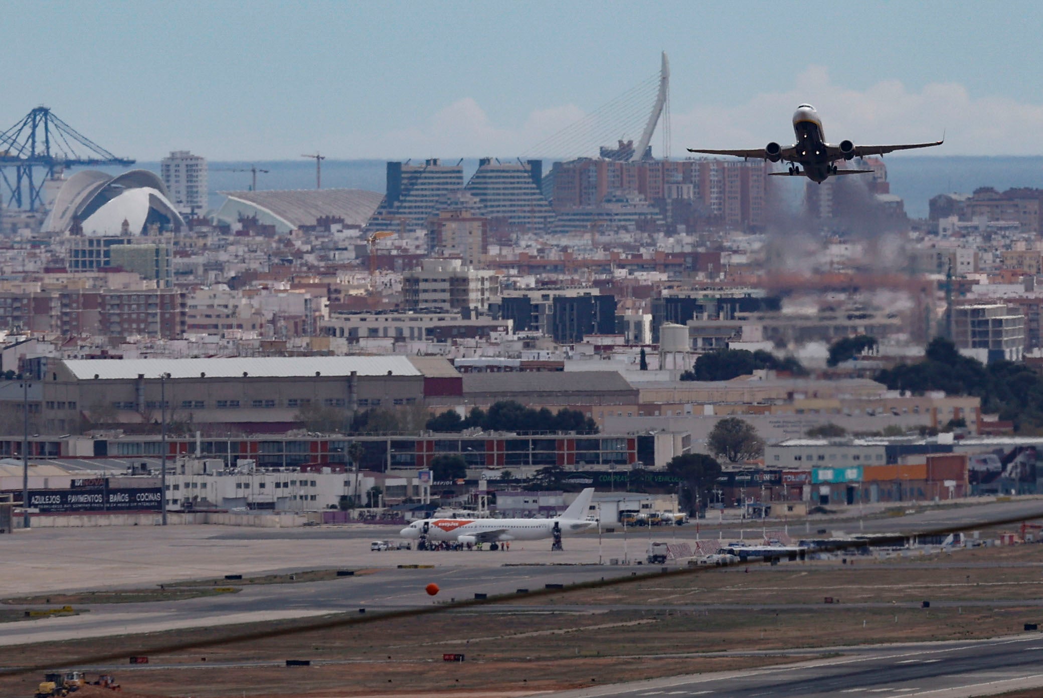 Un vuelo de Valencia a Tenerife aterriza de urgencia en Sevilla | Las ...