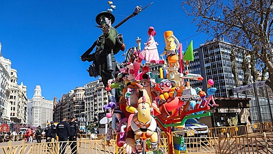 Halagos a la falla infantil municipal por representar el gran reto de la movilidad: «Me siento identificado»