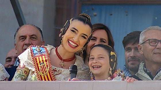 Los invitados VIP al balcón del Ayuntamiento de Valencia en la penúltima mascletà de las Fallas
