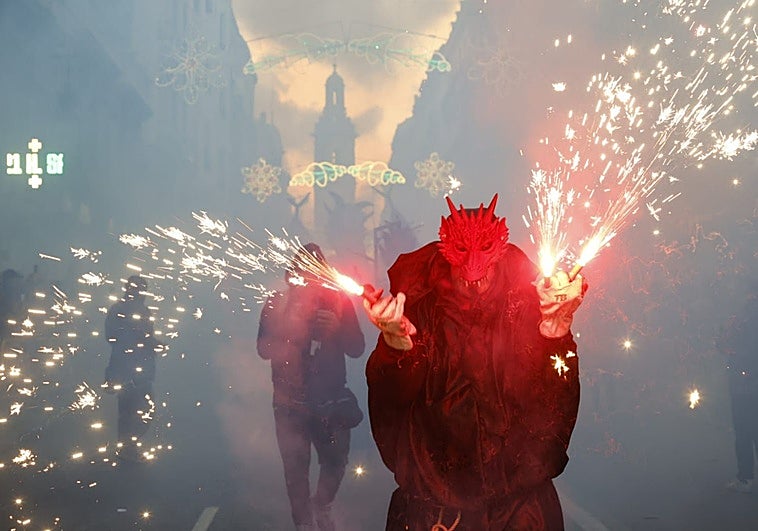 Dragones y dimonis encienden la mecha de la cremà en Valencia