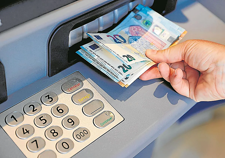 El dinero en efectivo que deberías tener ya en casa, según el economista Luis Garvía