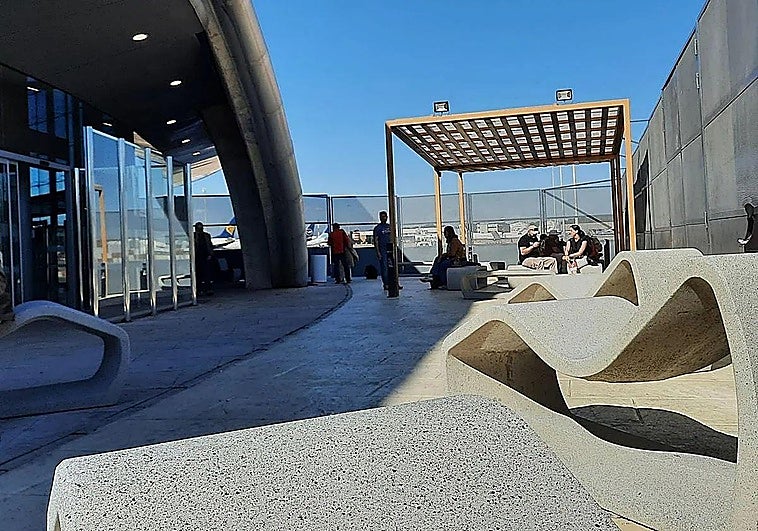 El aeropuerto de Valencia inaugura una nueva terraza de acceso libre y vistas a los aviones