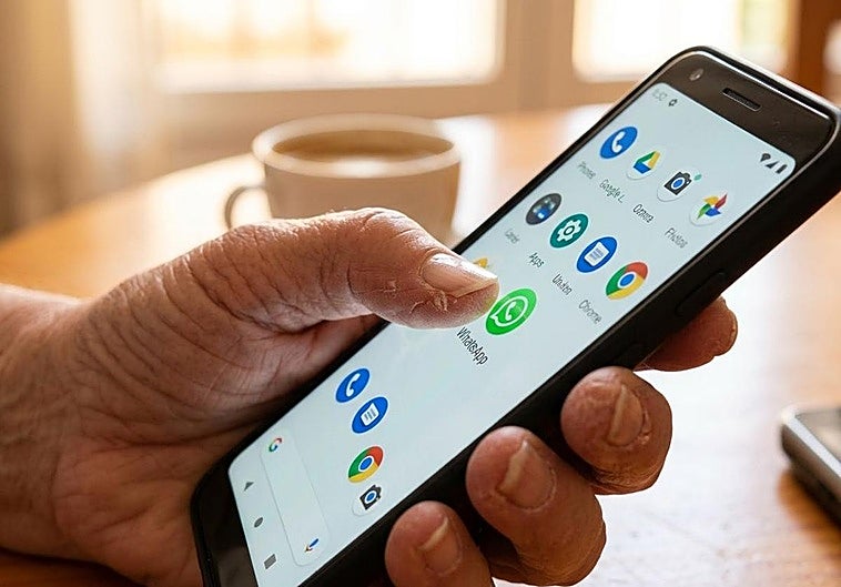 Adiós al dedo zombi: el invento para que los ancianos con callos puedan volver a usar el móvil