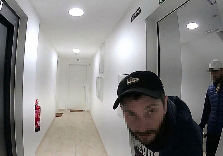 Un ladrón detrás de la mirilla