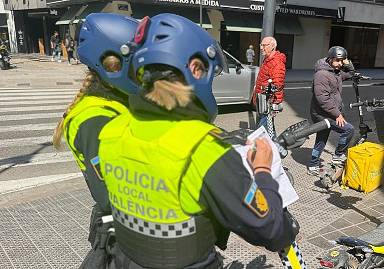Casi 10 denuncias al día a patinetes y bicicletas en Valencia