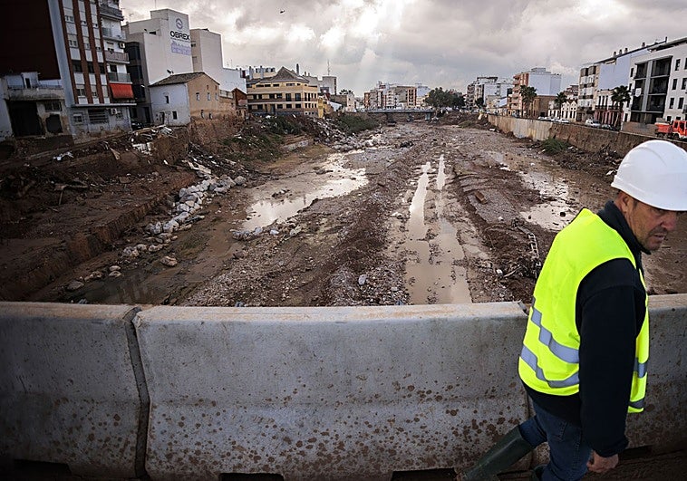 Un jefe de los Bomberos a la jueza: «En el riu Sec, el agua bajaba con tanta fuerza que se llevó las escalas»