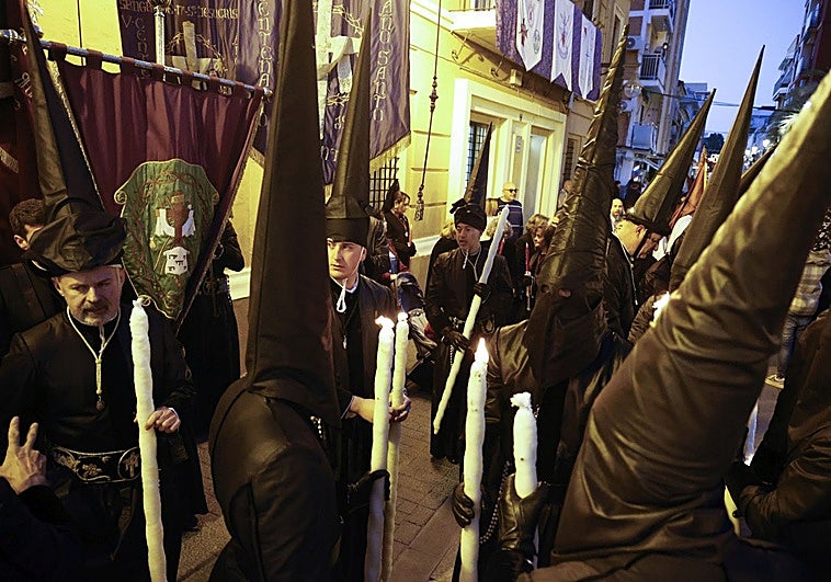 La cofradía de Sagunto procesiona en el Cabanyal entre el silencio y el respeto y alejada de la polémica
