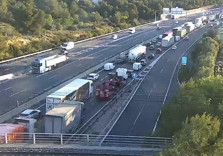 Nueva jornada de atascos en las carreteras valencianas con más de 16 kilómetros de retenciones