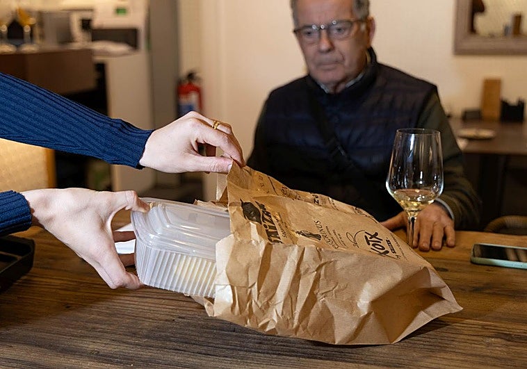 Ley contra el desperdicio alimentario: ¿Te podrá cobrar un restaurante por llevarte las sobras en un 'tupper'?
