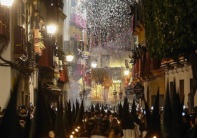 Cómo ver en directo por televisión y online la Madrugá de Sevilla 2026