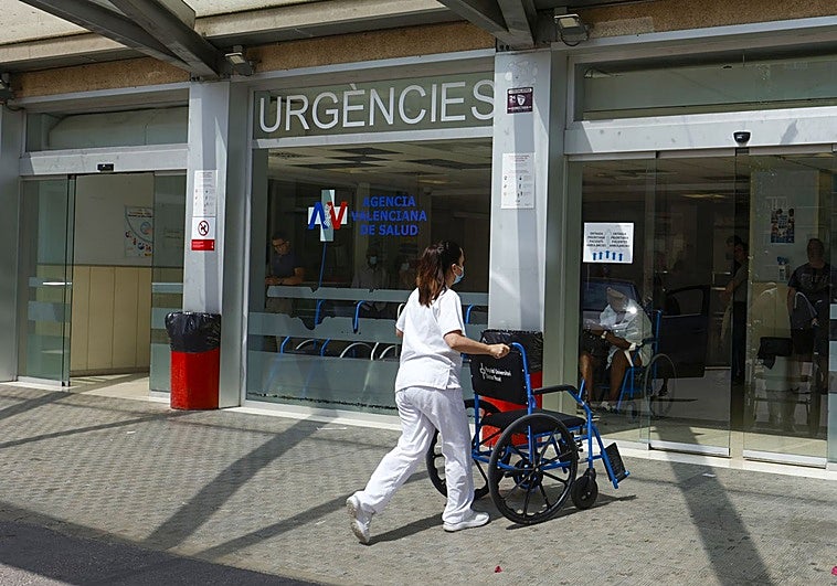 El fin de los refuerzos sanitarios complica la atención en el Peset, Clínico, Gandia, Dénia, Alicante y Castellón