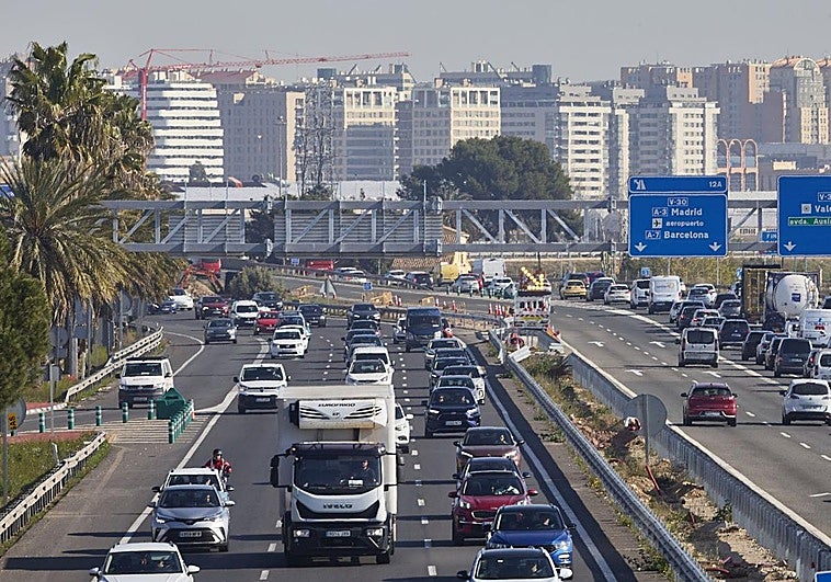 Los atascos se cronifican en Valencia ante un transporte público insuficiente