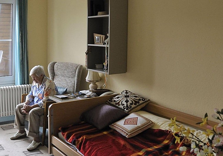 Una jubilada de 92 años pide ayuda en una tienda para arreglar su teléfono móvil y le estafan 4.500 euros