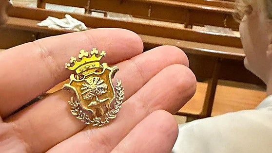El alcalde de Alberic recupera la insignia que le regaló su padre antes de morir y que perdió el Domingo de Ramos